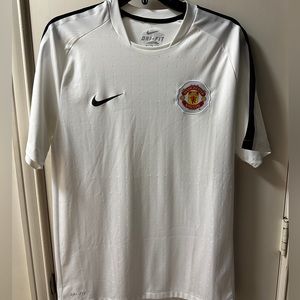 ITEM: NIKE MANCHESTER UNITED DRI-FIT TRAINING TOP
SIZE: MEN’S MEDIUM